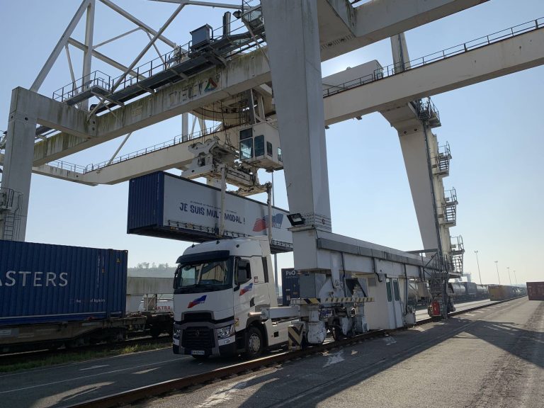 Portique de transfert rail-route sur un terminal multimodal